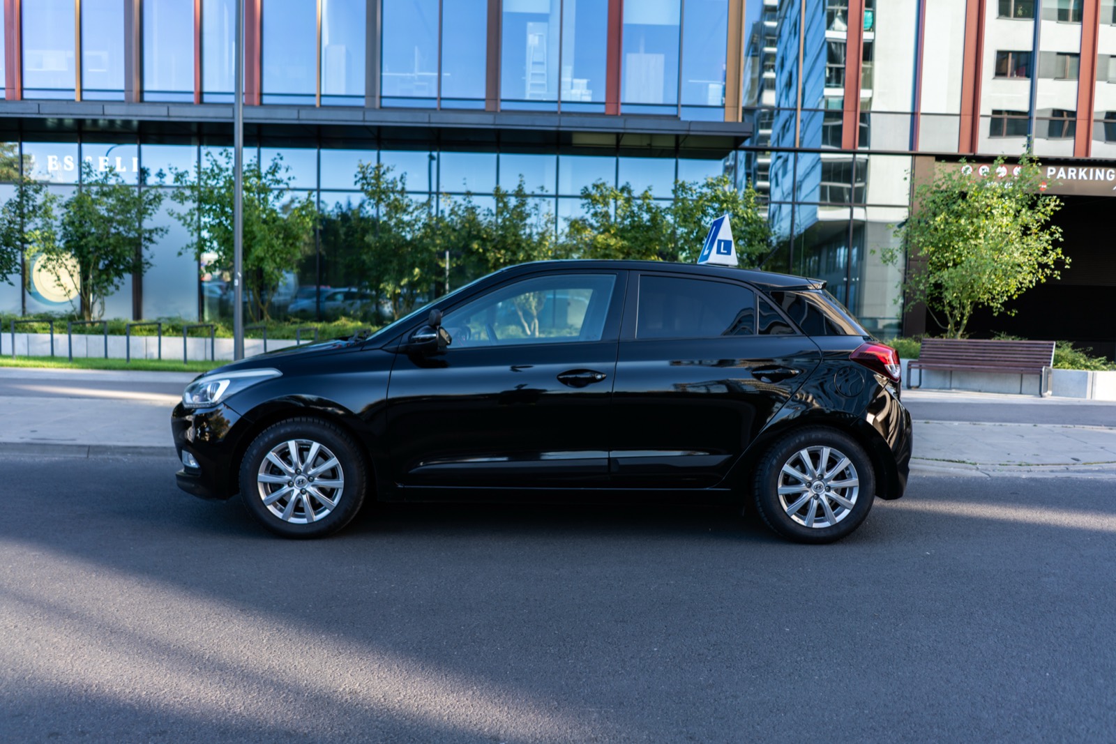 Czarny Hyundai i20 automat — auto szkoleniowe Silver w Warszawie
