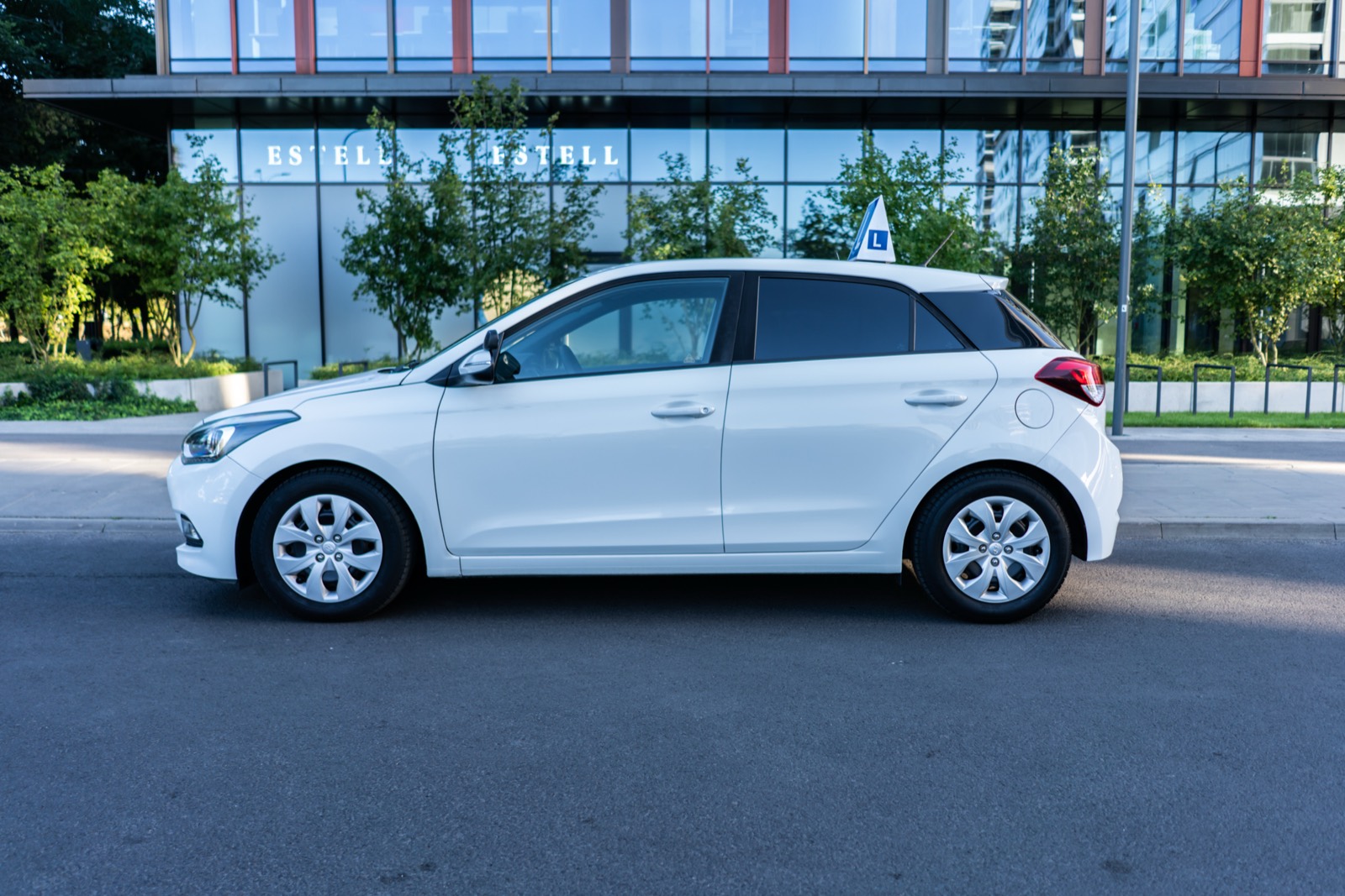 Biały Hyundai i20 manual — auto szkoleniowe Silver w Warszawie