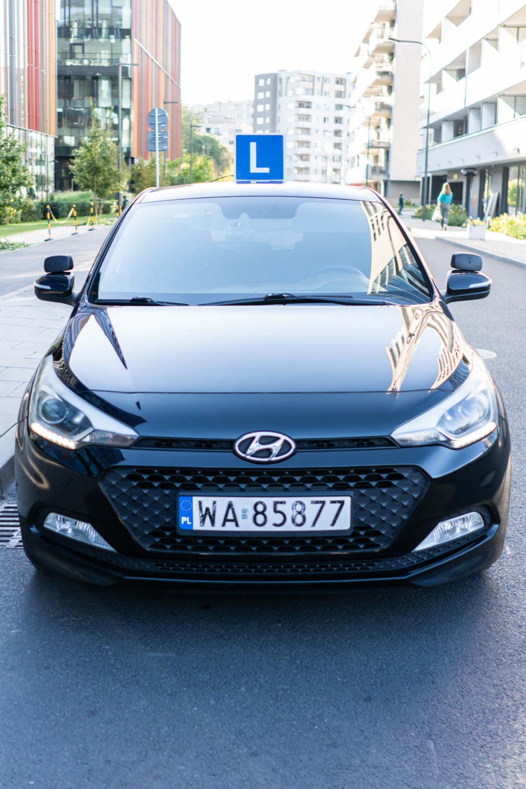 Czarny Hyundai i20 automat z oznaczeniem L