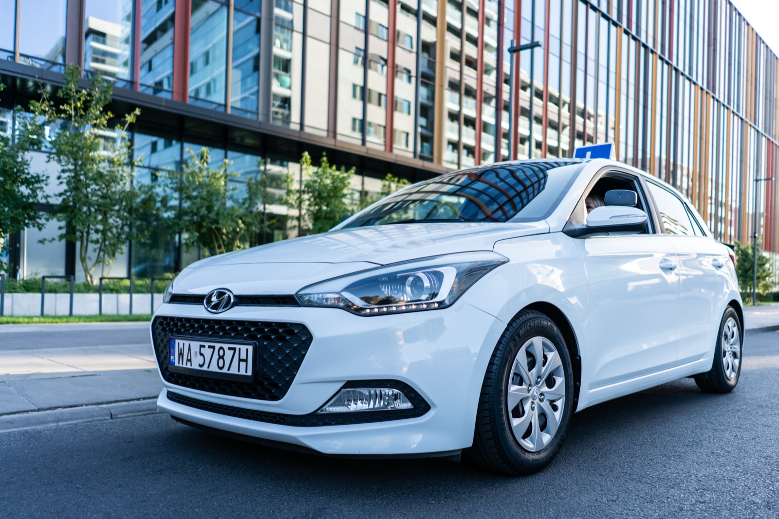 Biały Hyundai i20 używany do nauki jazdy